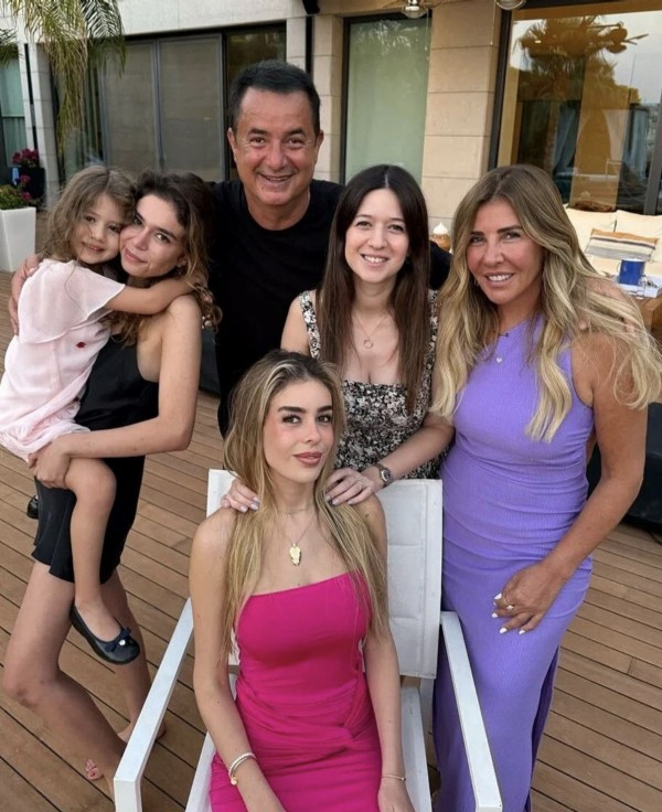 Kızının doğum gününü kutladı